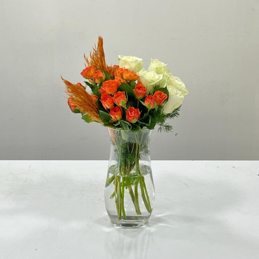 Beyaz gül ve turuncu gül