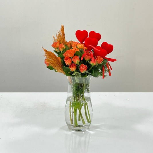 Turuncu çardak güller ve kalp çubuklar