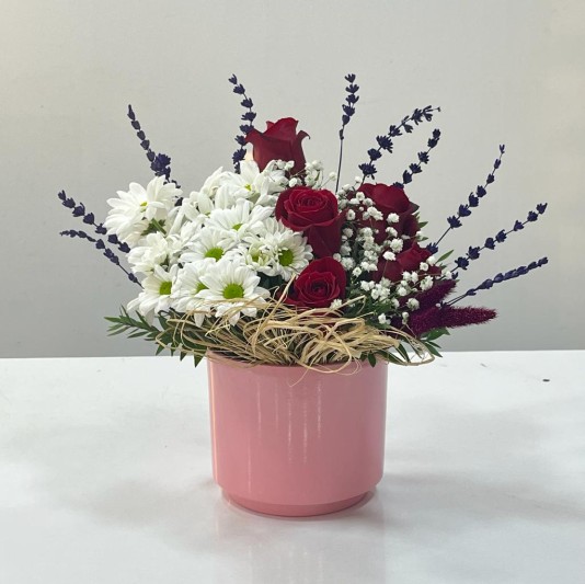 Pembe seramik vazoda kırmızı gül papatya