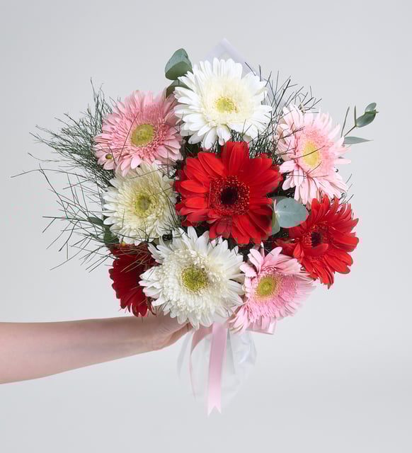 Beyaz Bukette Rengarenk Gerbera Çiçekleri