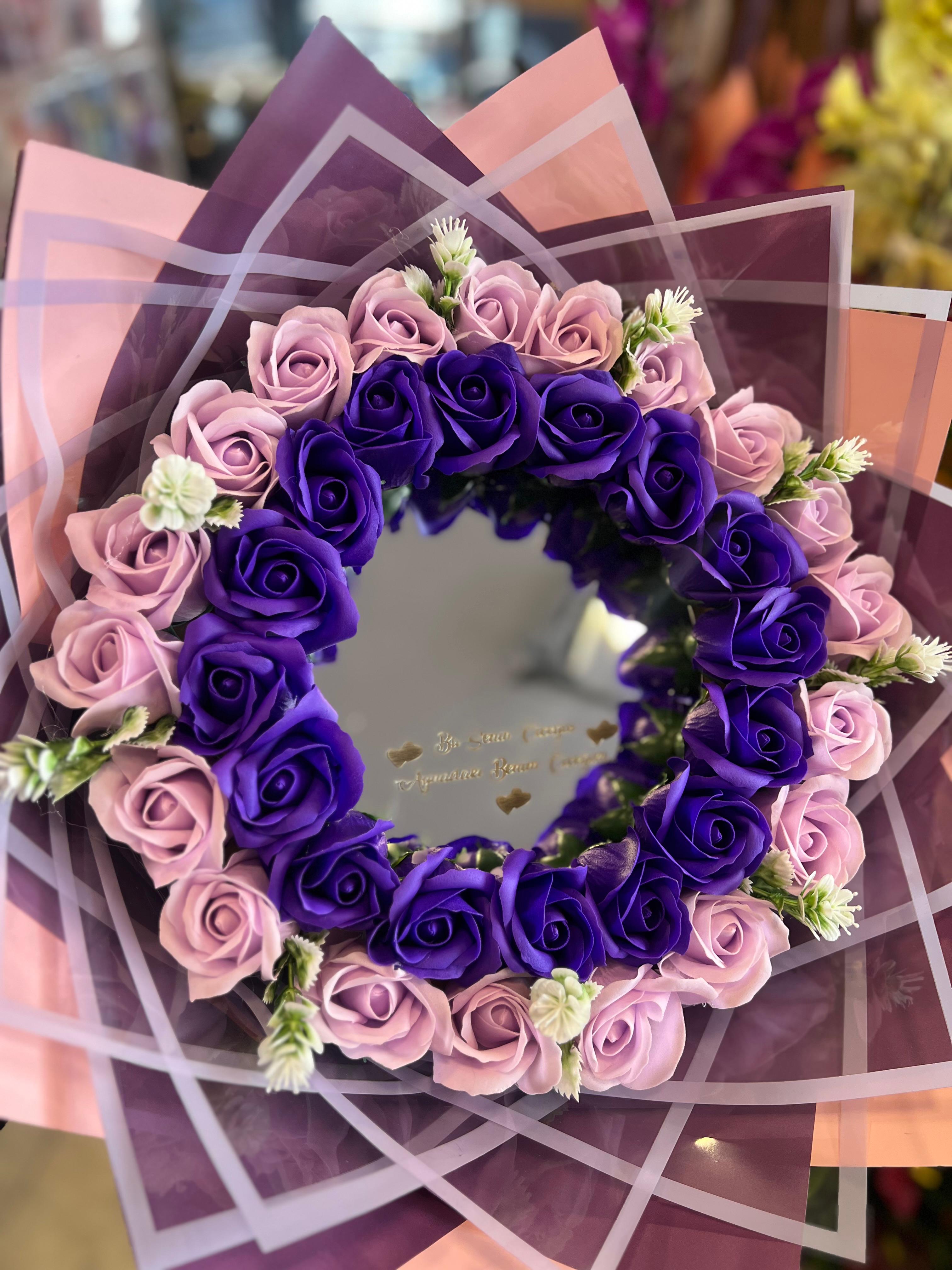 Aynalı çiçek buketi 3