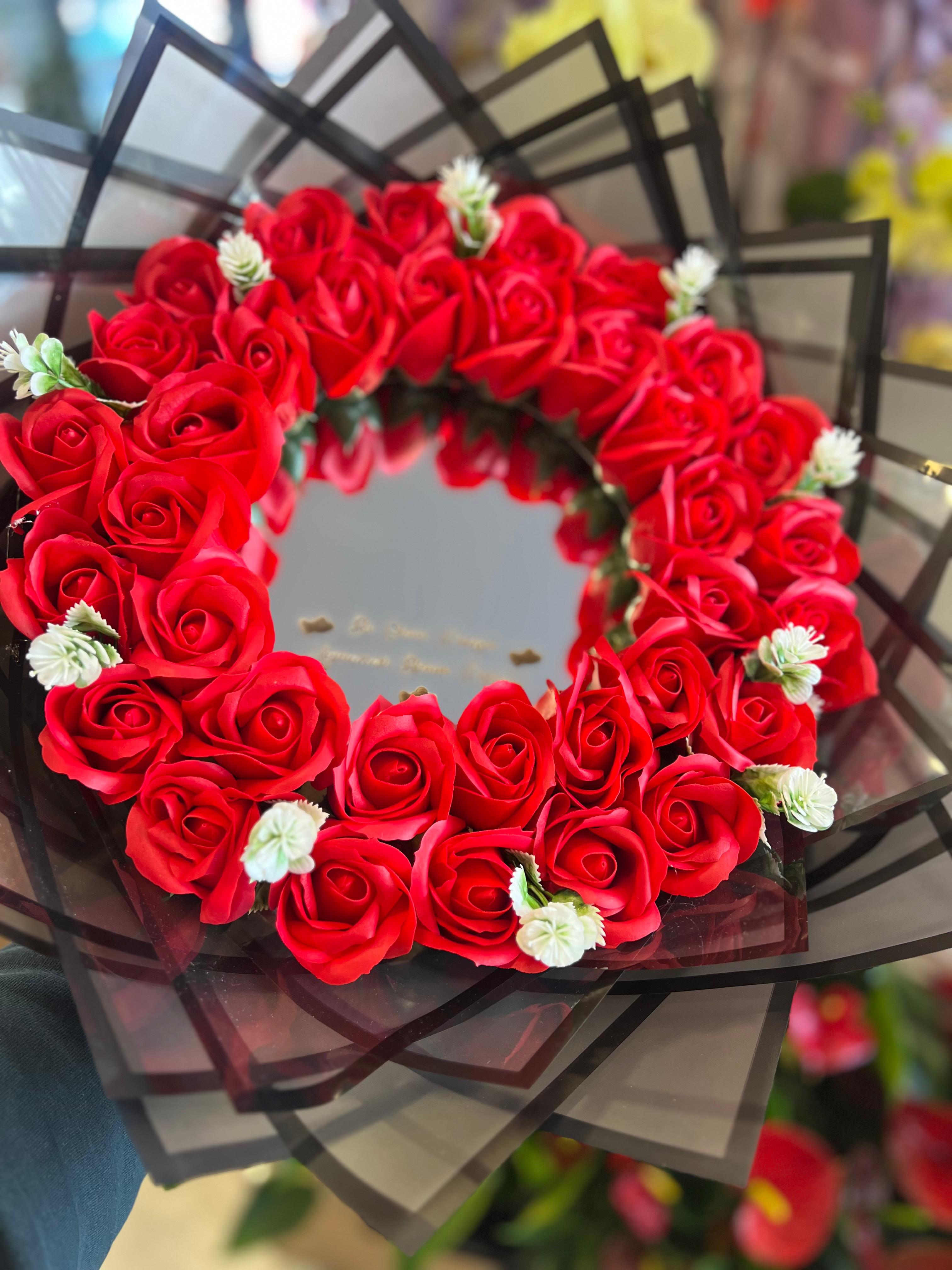 Aynalı çiçek  buketi 4