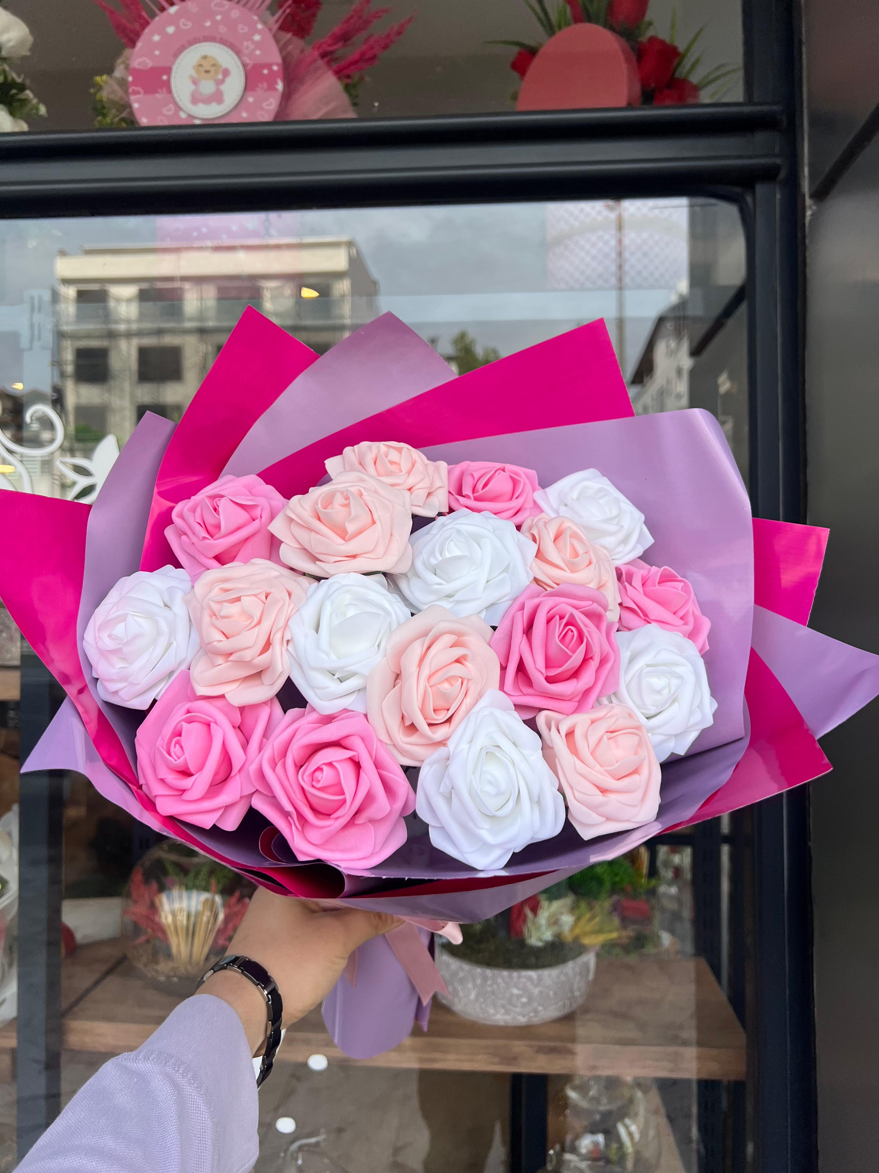 Renkli yapay gül buketi