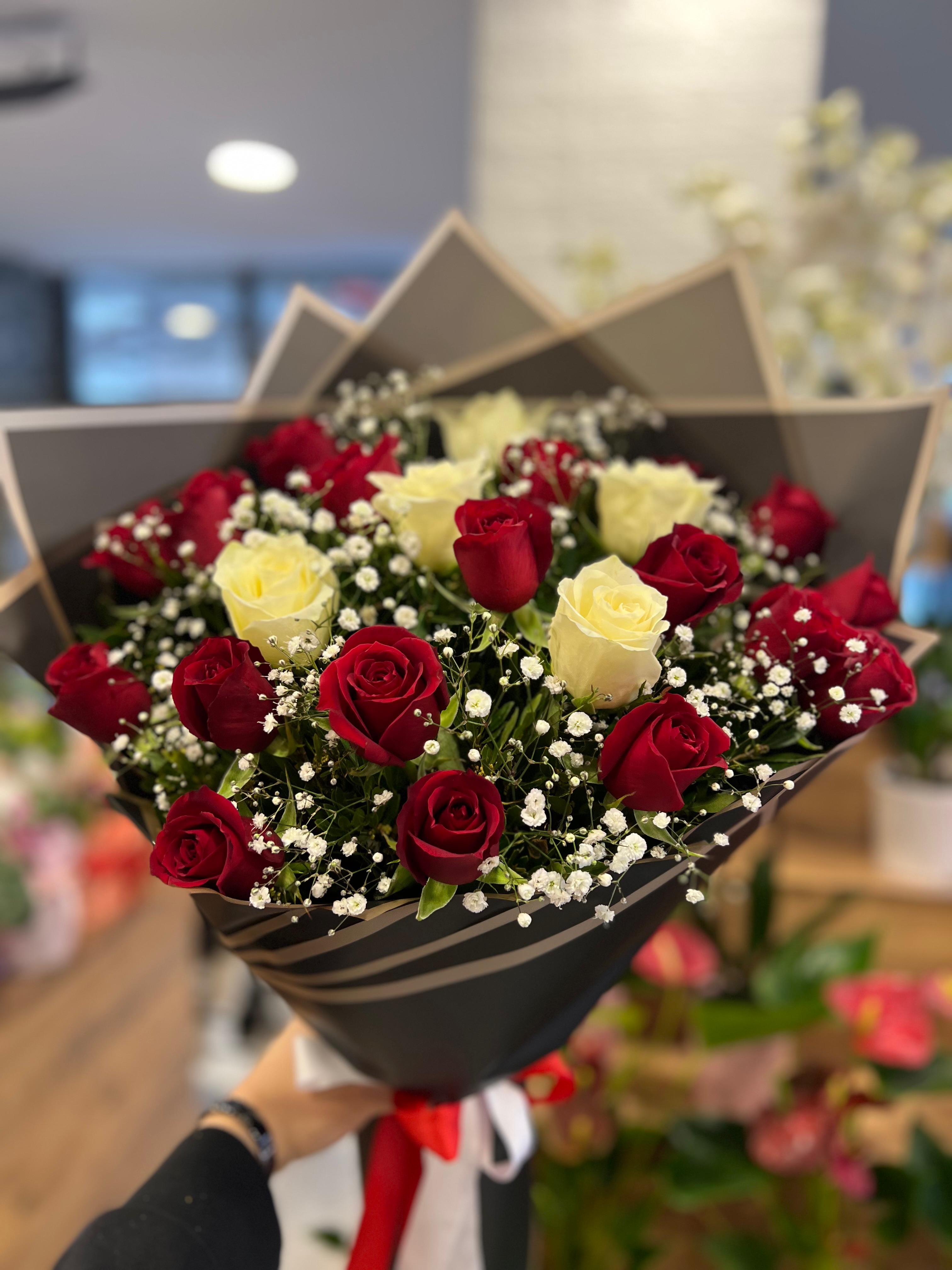 Canlı Kırmızı Beyaz Gül