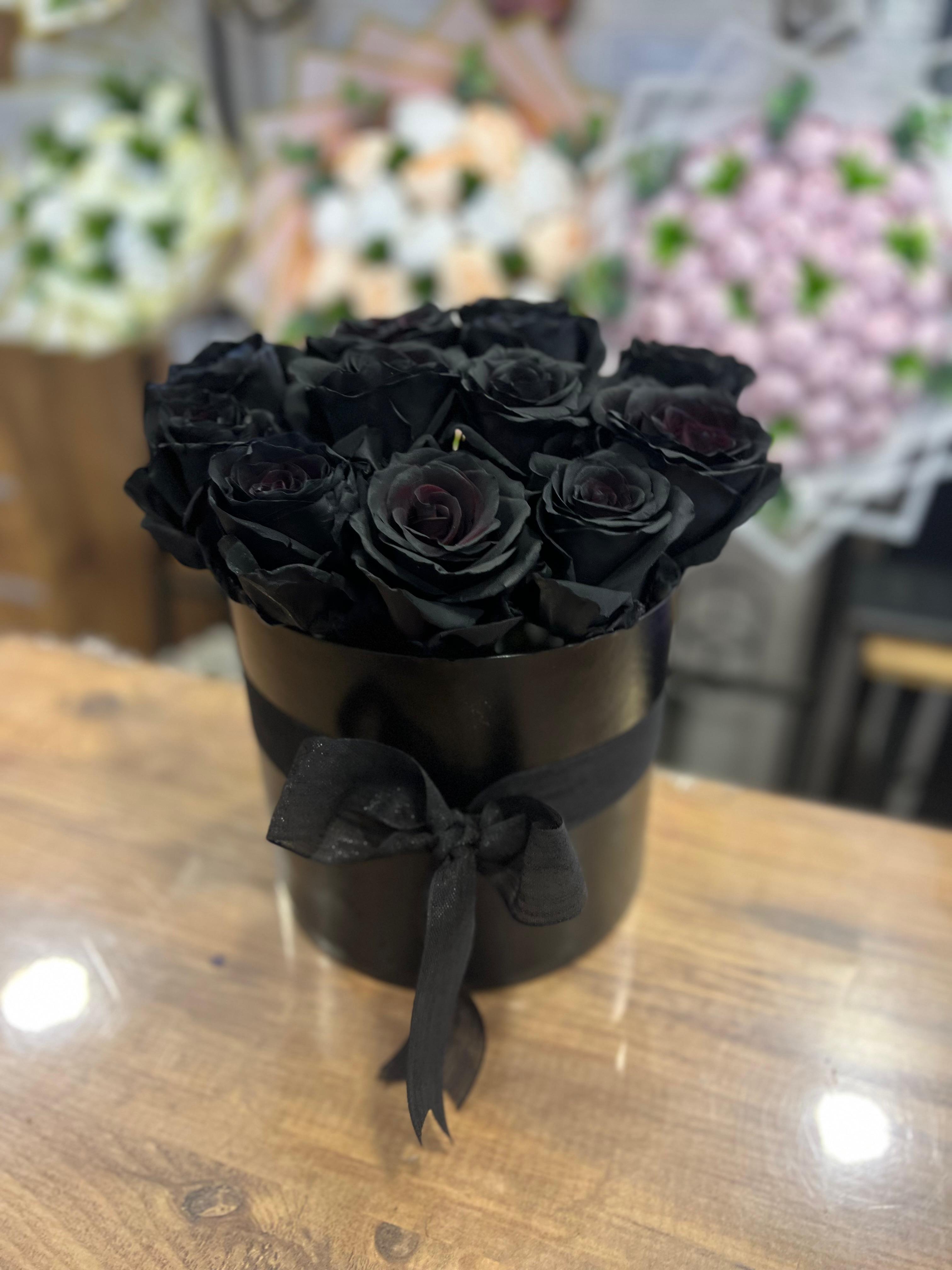 11 Canlı Siyah Gül Kutuda