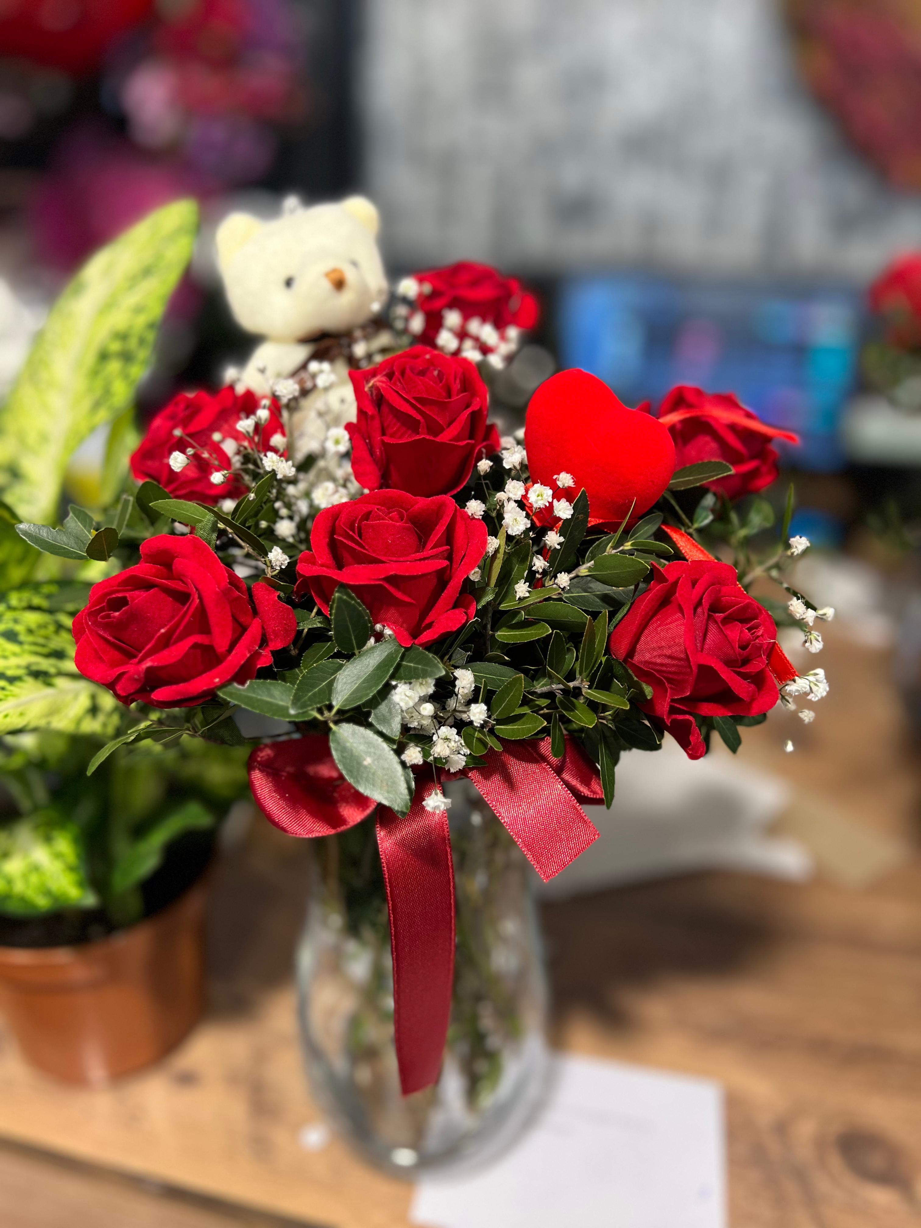 Vazoda Yapay 7 Kırmızı Gül