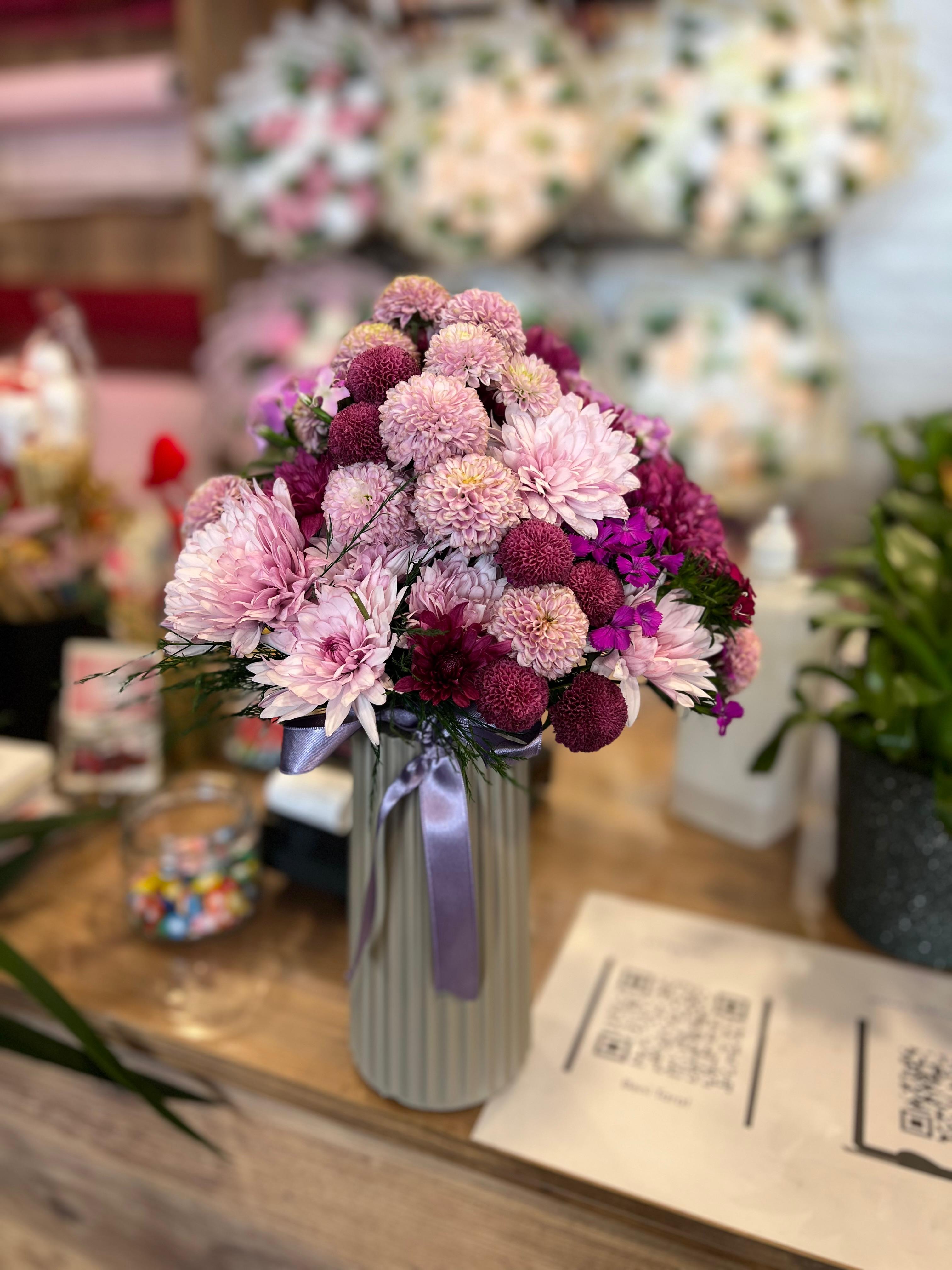 Vazoda Renkli Çiçek