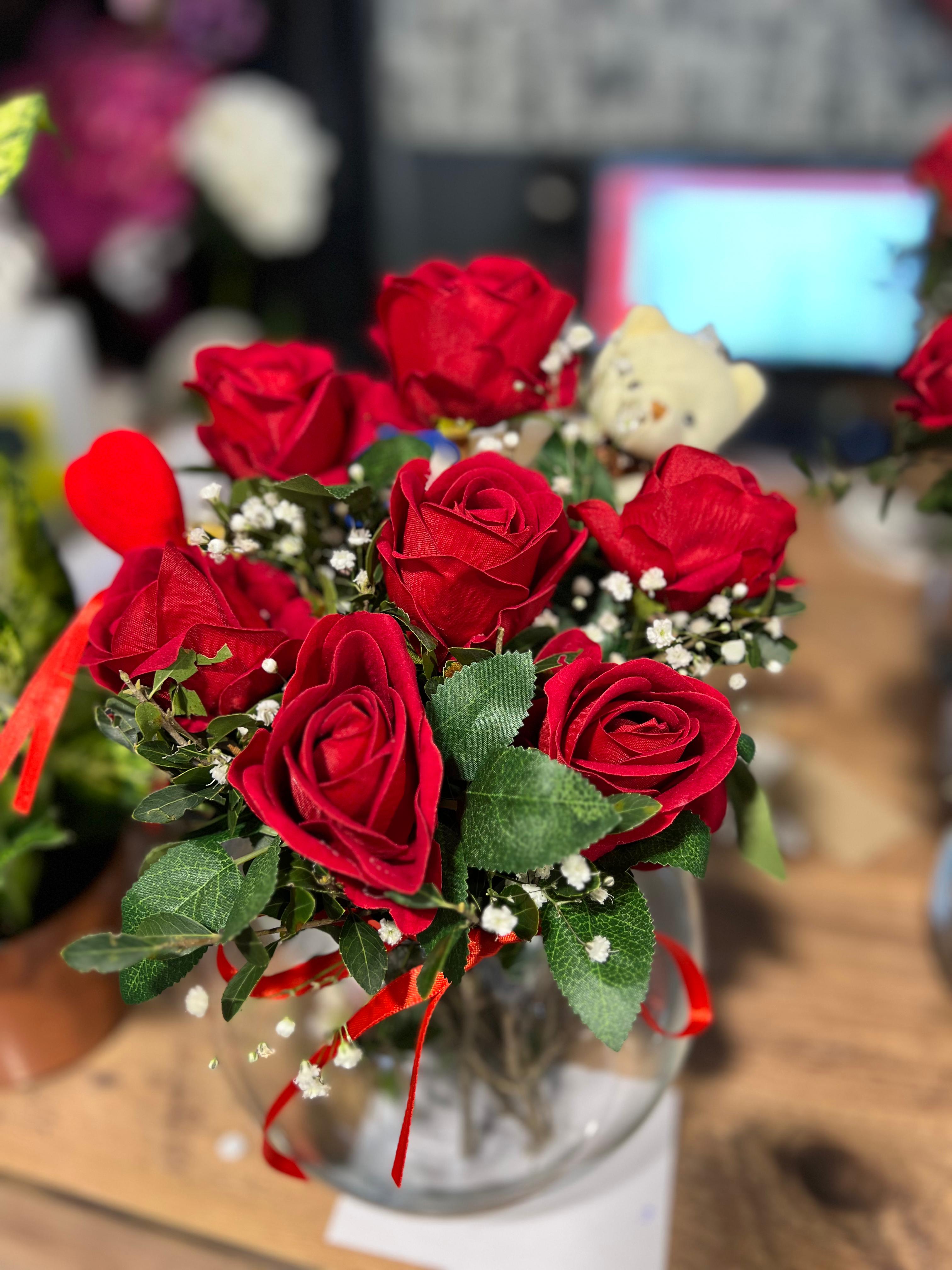 Akvaryumda 7 Kırmızı Yapay Gül