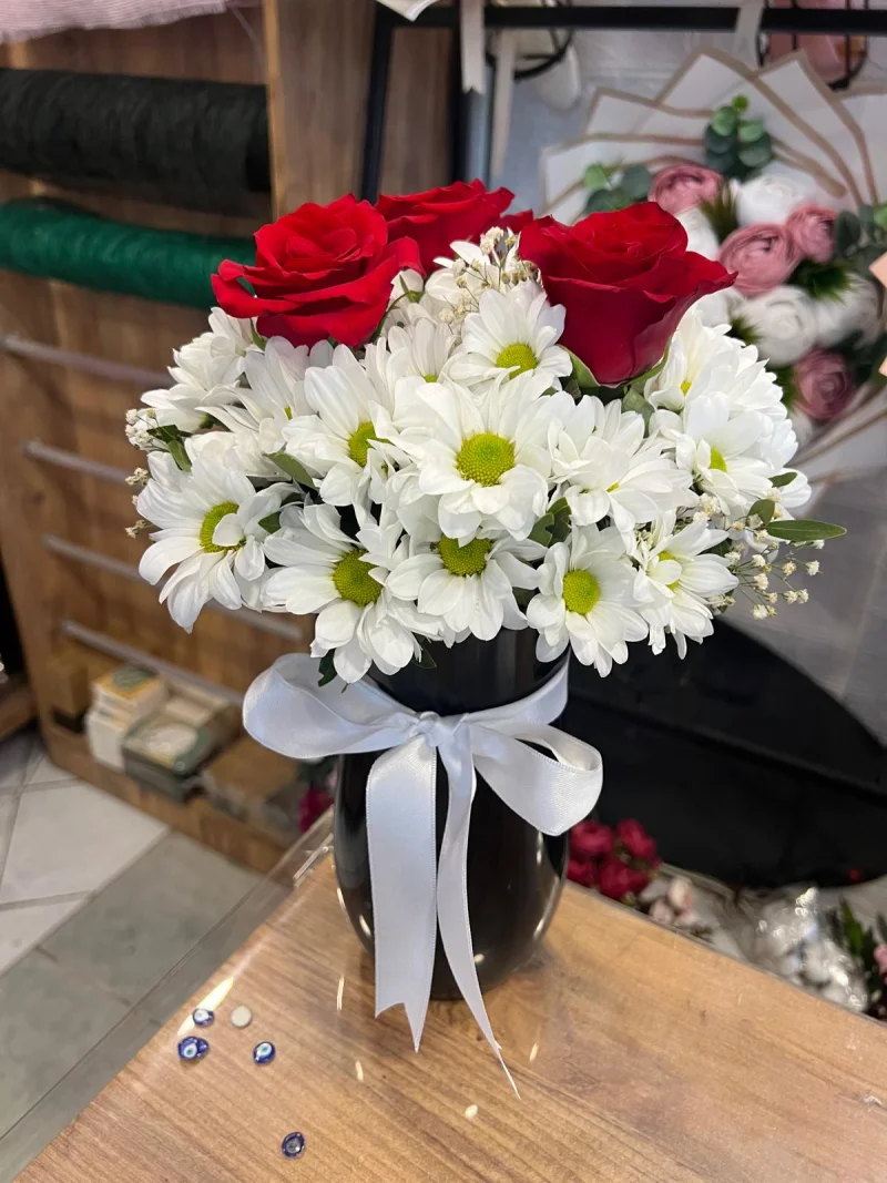 Vazoda 3 Gül ve Papatyalar