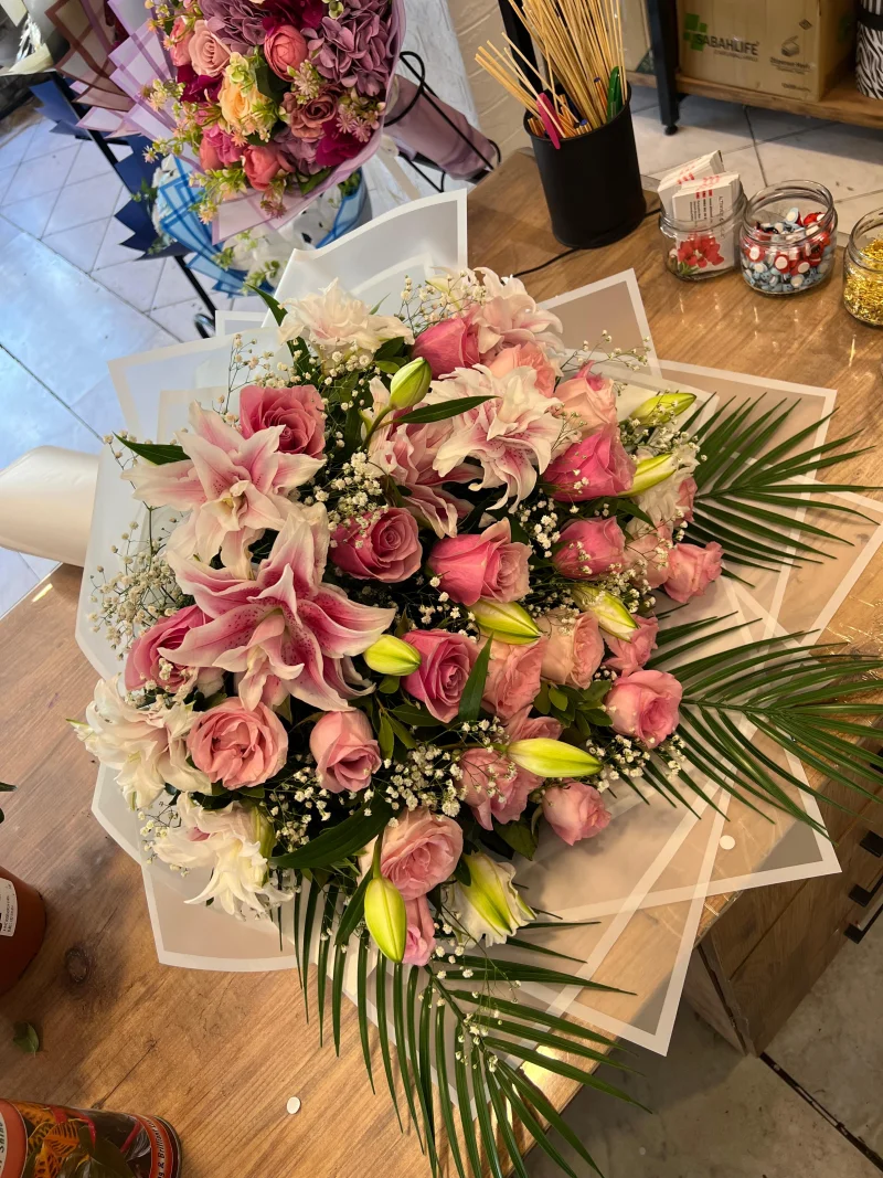 Pembe Lilyum Ve Pembe Güller